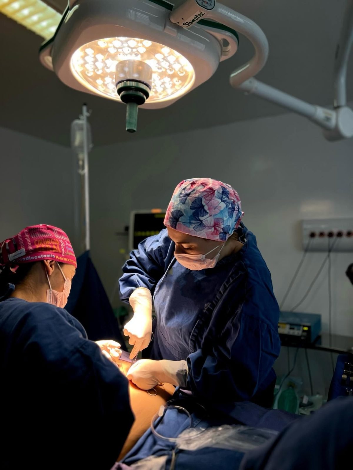 Dra. Karoline Rocha durante cirurgia em Maceió