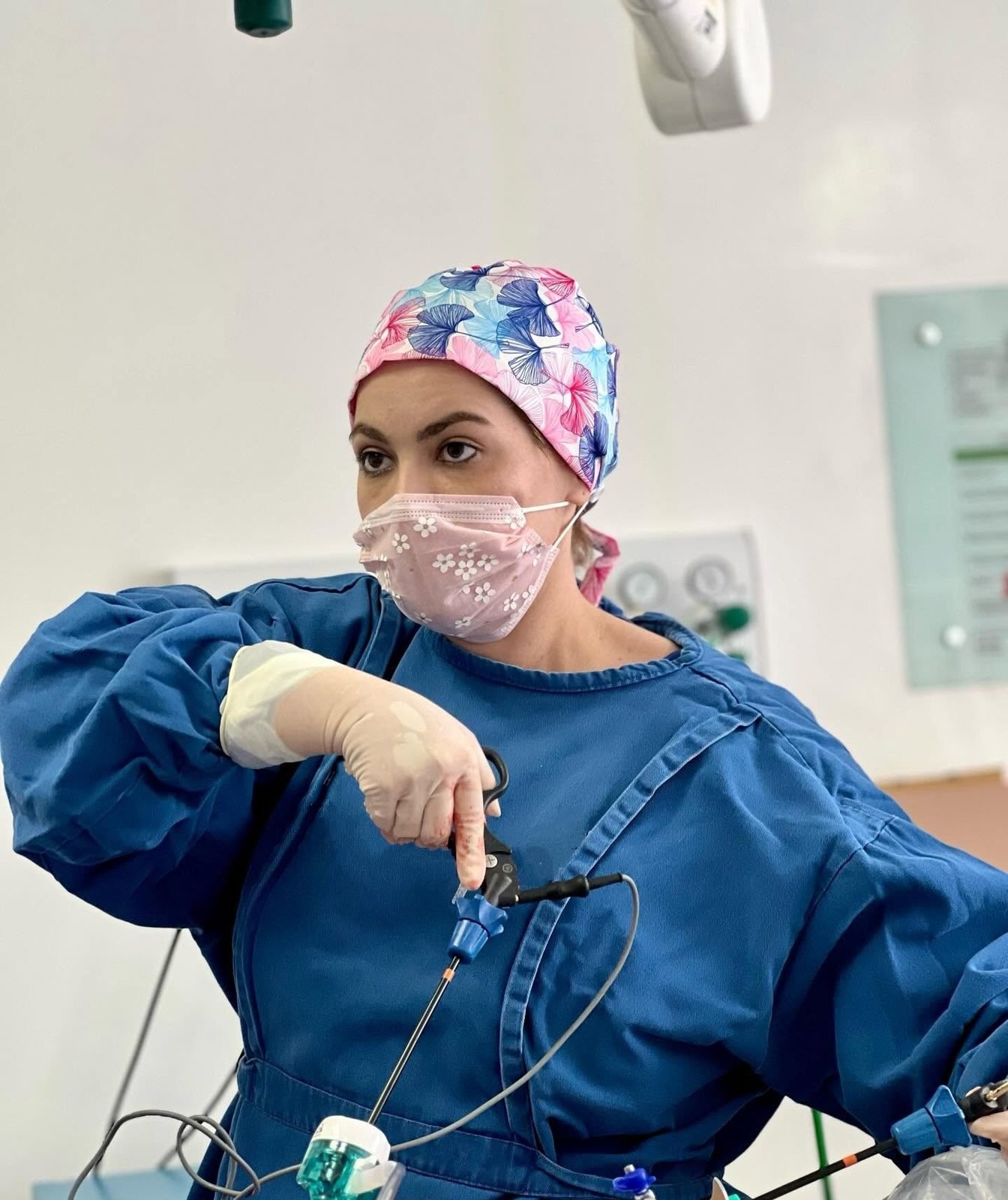 Dra. Karoline Rocha em cirurgia por vídeo, cirurgia de hérnia em Maceió